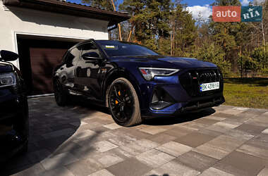 Позашляховик / Кросовер Audi e-tron 2022 в 