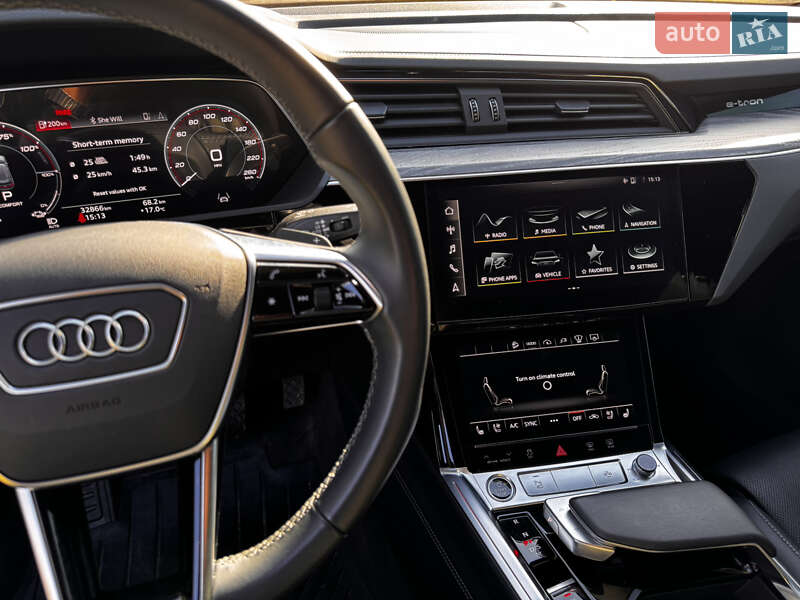 Позашляховик / Кросовер Audi e-tron 2022 в Києві