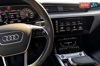 Позашляховик / Кросовер Audi e-tron 2022 в 