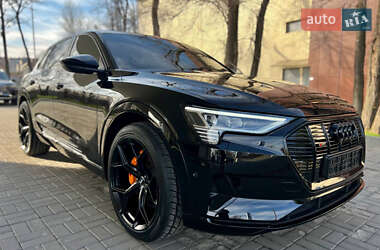 Внедорожник / Кроссовер Audi e-tron 2022 в 
