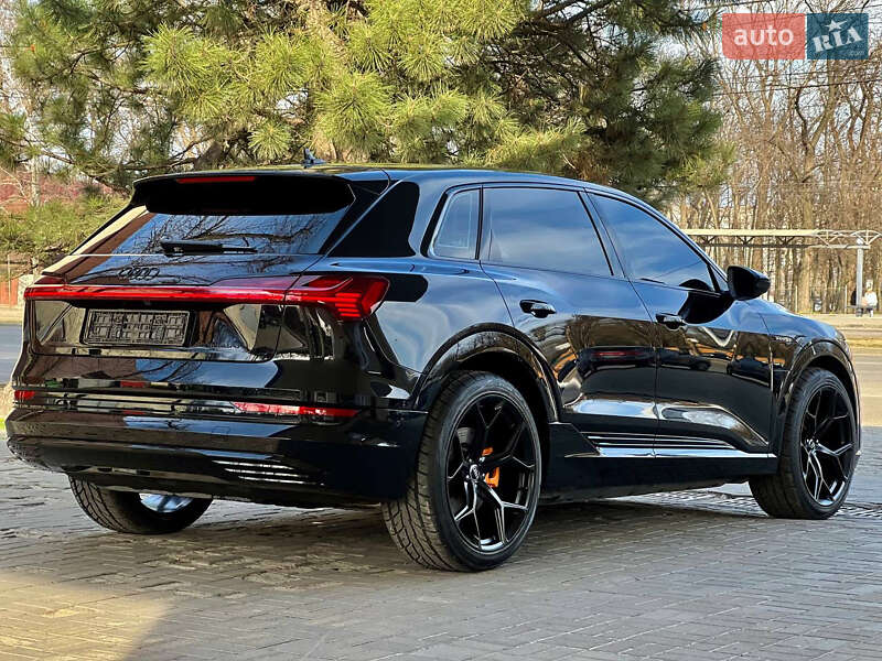 Позашляховик / Кросовер Audi e-tron 2022 в Дніпрі