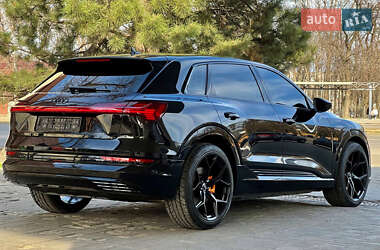 Внедорожник / Кроссовер Audi e-tron 2022 в 
