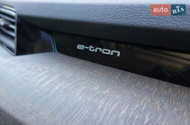 Внедорожник / Кроссовер Audi e-tron 2022 в 