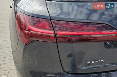 Внедорожник / Кроссовер Audi e-tron 2022 в 