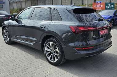 Внедорожник / Кроссовер Audi e-tron 2022 в 