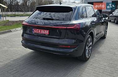 Внедорожник / Кроссовер Audi e-tron 2022 в 