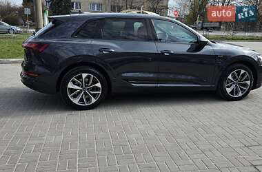 Внедорожник / Кроссовер Audi e-tron 2022 в 