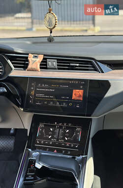 Позашляховик / Кросовер Audi e-tron 2019 в 