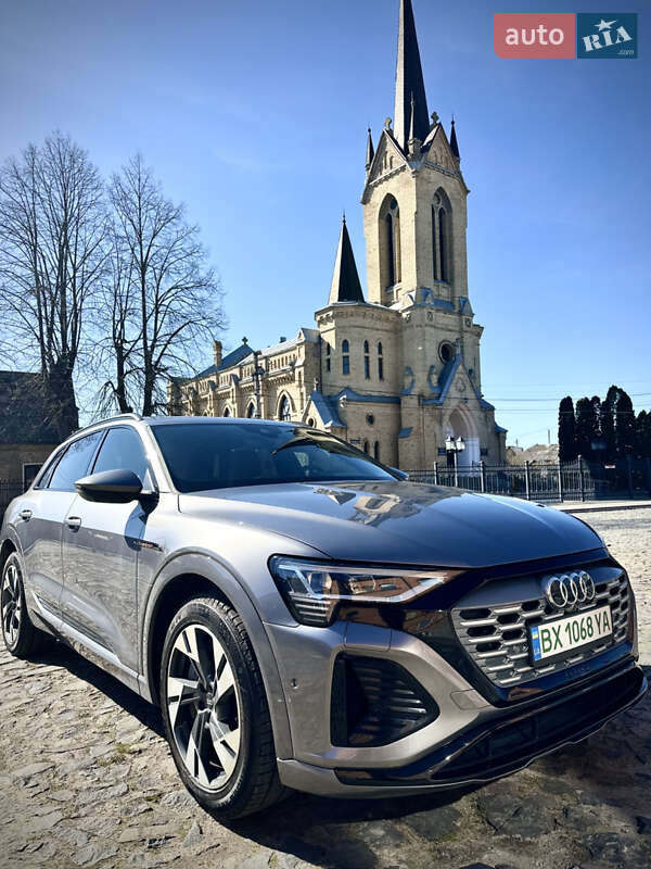 Позашляховик / Кросовер Audi e-tron 2021 в 