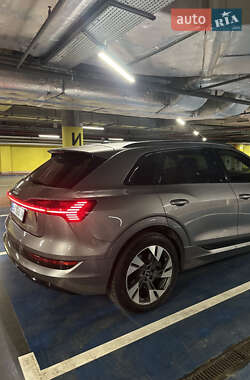 Позашляховик / Кросовер Audi e-tron 2021 в 