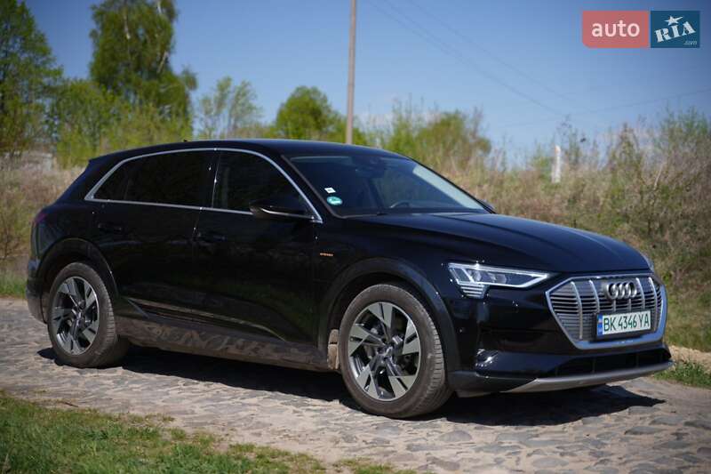 Позашляховик / Кросовер Audi e-tron 2022 в Дубні