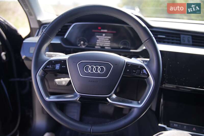 Позашляховик / Кросовер Audi e-tron 2022 в Дубні
