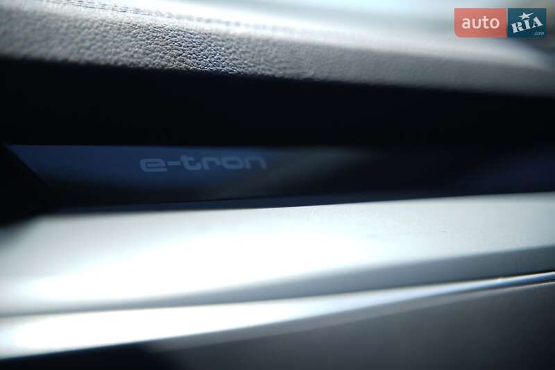Позашляховик / Кросовер Audi e-tron 2022 в Дубні