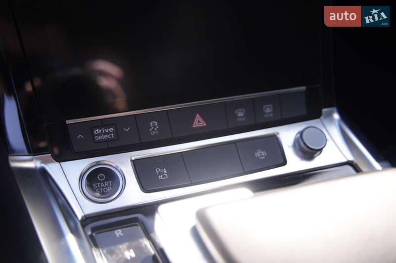 Позашляховик / Кросовер Audi e-tron 2022 в Дубні
