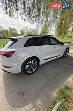 Внедорожник / Кроссовер Audi e-tron 2021 в 