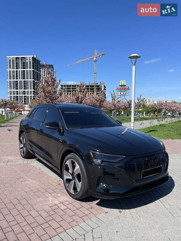 Внедорожник / Кроссовер Audi e-tron 2021 в 