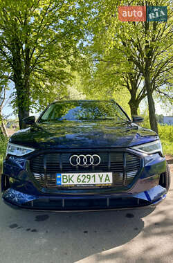 Внедорожник / Кроссовер Audi e-tron 2021 в 