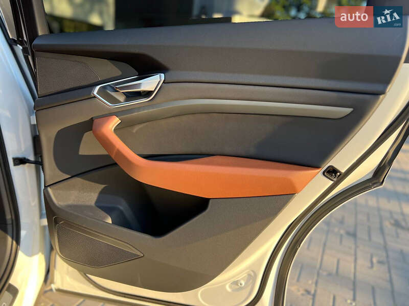 Позашляховик / Кросовер Audi e-tron 2022 в Дніпрі