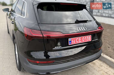 Внедорожник / Кроссовер Audi e-tron 2022 в 