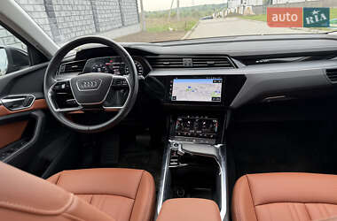 Внедорожник / Кроссовер Audi e-tron 2022 в 