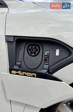 Внедорожник / Кроссовер Audi e-tron 2021 в 