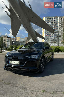 Внедорожник / Кроссовер Audi e-tron 2022 в 