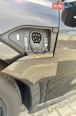 Позашляховик / Кросовер Audi e-tron 2022 в 