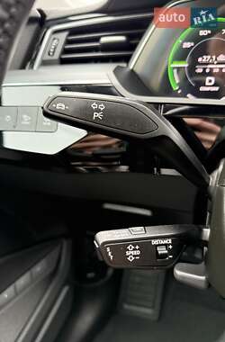 Позашляховик / Кросовер Audi e-tron 2022 в 
