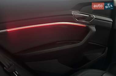 Позашляховик / Кросовер Audi e-tron 2021 в 