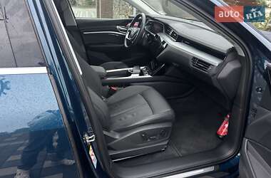 Позашляховик / Кросовер Audi e-tron 2021 в 