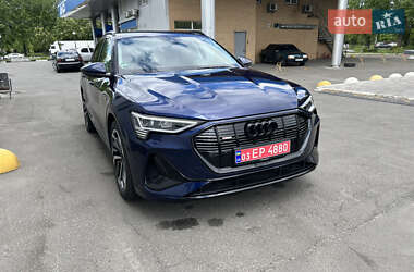 Позашляховик / Кросовер Audi e-tron 2022 в 