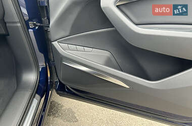 Позашляховик / Кросовер Audi e-tron 2022 в 