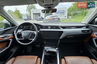 Позашляховик / Кросовер Audi e-tron 2021 в 