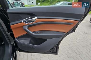Позашляховик / Кросовер Audi e-tron 2021 в 