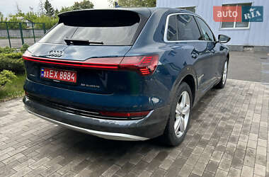 Позашляховик / Кросовер Audi e-tron 2022 в 