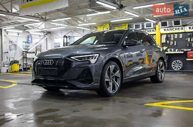 Позашляховик / Кросовер Audi e-tron 2021 в 