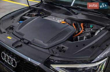 Позашляховик / Кросовер Audi e-tron 2021 в 