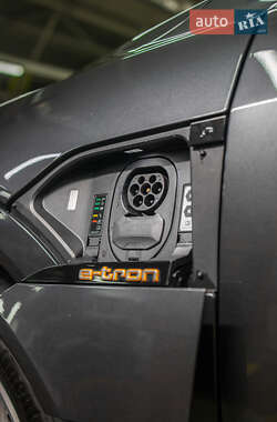 Позашляховик / Кросовер Audi e-tron 2021 в 