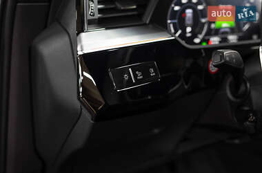 Позашляховик / Кросовер Audi e-tron 2021 в 