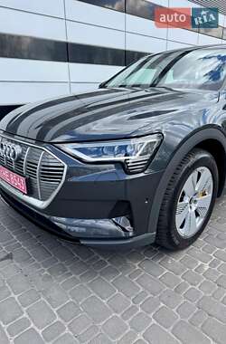Позашляховик / Кросовер Audi e-tron 2021 в 