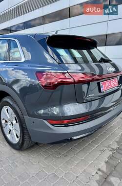 Позашляховик / Кросовер Audi e-tron 2021 в 
