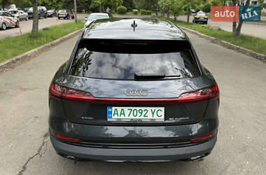 Внедорожник / Кроссовер Audi e-tron 2021 в 