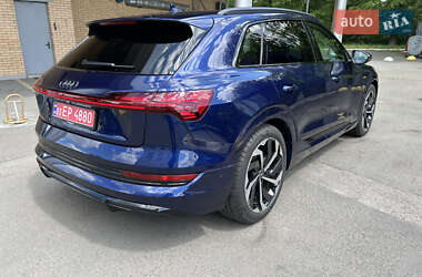 Позашляховик / Кросовер Audi e-tron 2022 в 