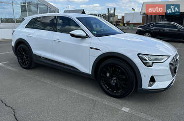 Внедорожник / Кроссовер Audi e-tron 2021 в 