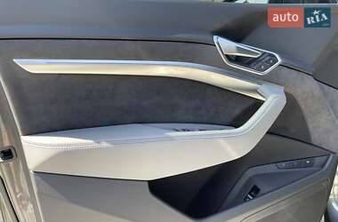 Внедорожник / Кроссовер Audi e-tron 2021 в 