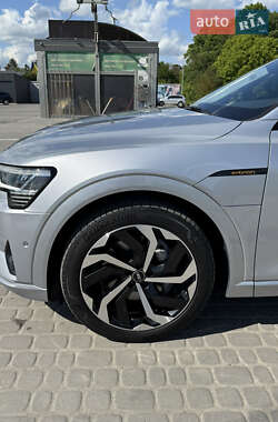 Внедорожник / Кроссовер Audi e-tron 2022 в 
