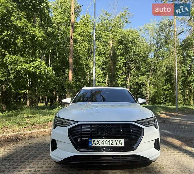 Внедорожник / Кроссовер Audi e-tron 2022 в 