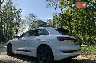 Внедорожник / Кроссовер Audi e-tron 2022 в 