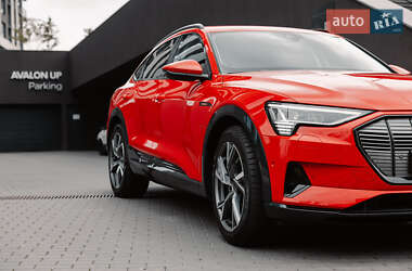 Позашляховик / Кросовер Audi e-tron 2021 в 