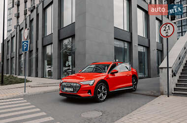 Позашляховик / Кросовер Audi e-tron 2021 в 